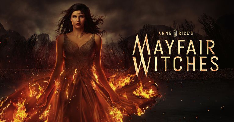 Poster zur Serie Anne Rice's Mayfair Witches: Eine Frau in einem brennenden Kleid steht vor d�sterem Hintergrund, mit entschlossenem Blick und wehenden Haaren.