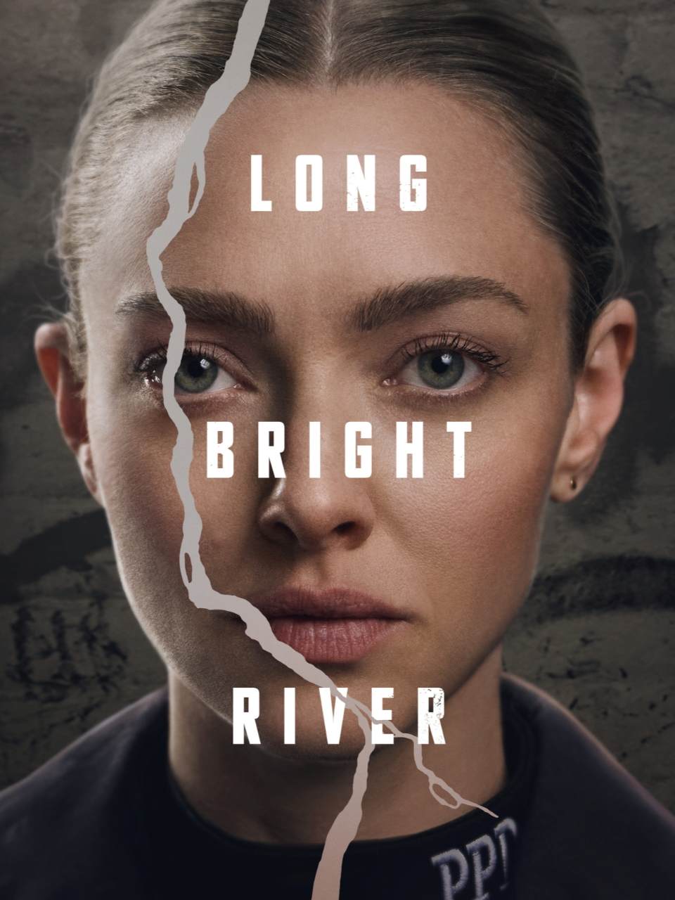 Poster zur Serie Long Bright River mit Amanda Seyfried, deren Gesicht von einem vertikalen Riss geteilt wird; dar�ber der Serientitel in gro�en wei�en Buchstaben.