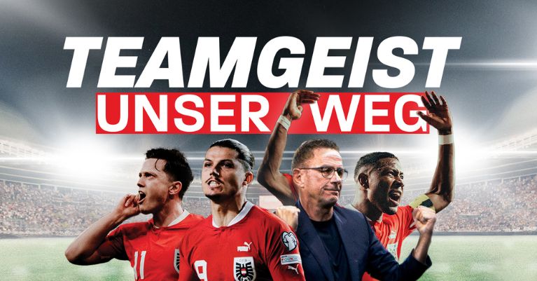 �sterreichisches Nationalteam mit Spielern in Jubelpose und Trainer Ralf Rangnick, vor Stadionkulisse, mit Schriftzug 'Teamgeist Unser Weg'.