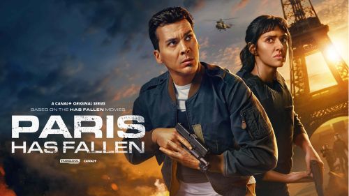 Poster zur Actionserie Paris Has Fallen: Zwei bewaffnete Hauptfiguren in Alarmbereitschaft vor dem Eiffelturm, Helikopter im Hintergrund.