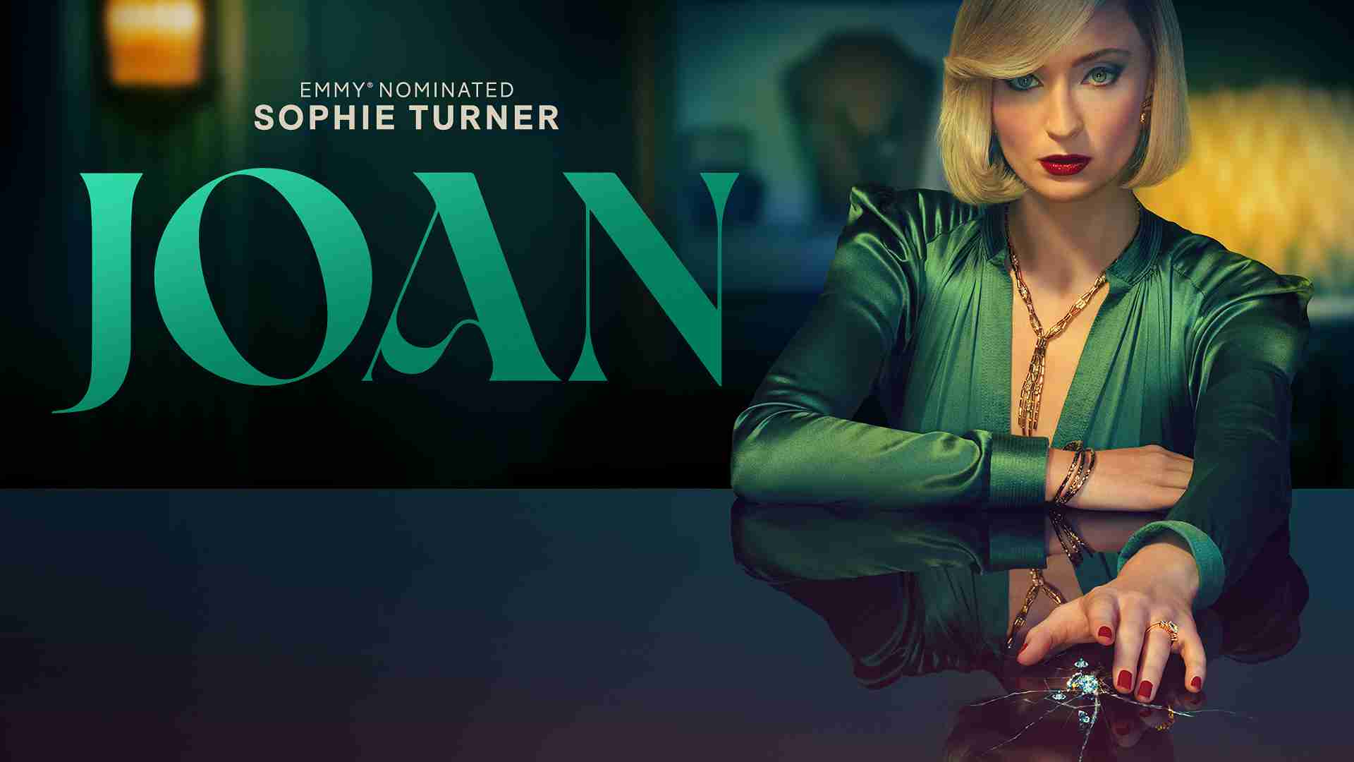 Promobild zur Serie Joan mit Sophie Turner in gr�ner Bluse, elegant geschminkt und mit Schmuck, vor dunklem Hintergrund  Titel in Gro�buchstaben links im Bild.