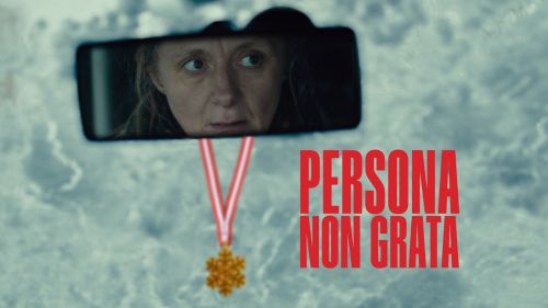 Filmplakat des Films 'Persona Non Grata' mit einer Frau, die in einem R�ckspiegel zu sehen ist, und einer Medaille, die darunter h�ngt.